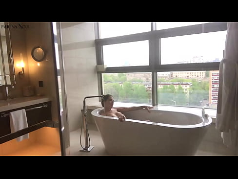 ❤️ Foshnjë e jashtëzakonshme që tund me pasion pidhin e saj në banjë ❤️❌ Video qij në sq.vegasservice.ru ❌❤