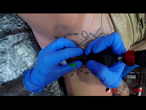❤️ E dashura jashtëzakonisht e bërë me tatuazhe, Sully Savage, bëri një tatuazh në klitorisin e saj ❤️❌ Video qij në sq.vegasservice.ru ❌❤